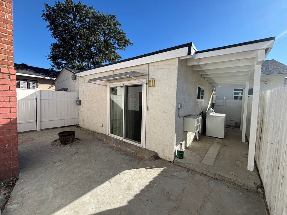 8060 Kyle St in Los Angeles, CA - Building Photo