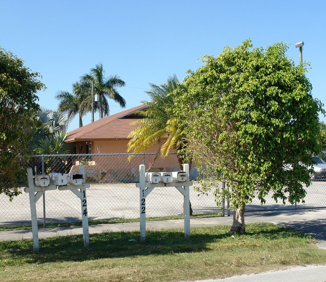 122-124 SW 9th Ave in Homestead, FL - Foto de edificio - Building Photo