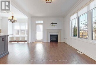 140 Beaveridge Ave in Oakville, ON - Building Photo - Building Photo