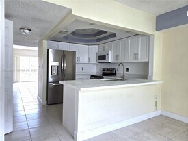 900 SW 104th Ct in Miami, FL - Building Photo
