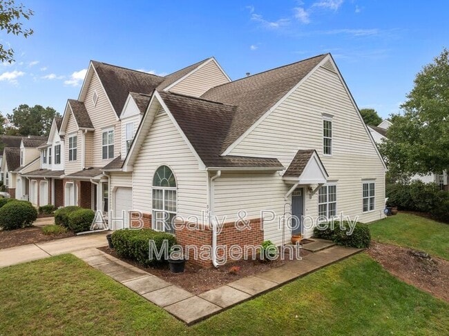 949 Pensford Dr in Whitsett, NC - Building Photo - Building Photo