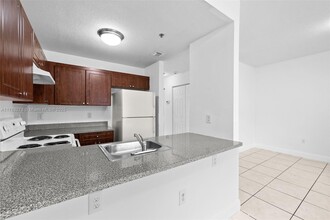 2405 W 78th St in Hialeah, FL - Foto de edificio - Building Photo