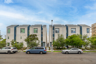 Blu in North Hollywood, CA - Foto de edificio - Building Photo