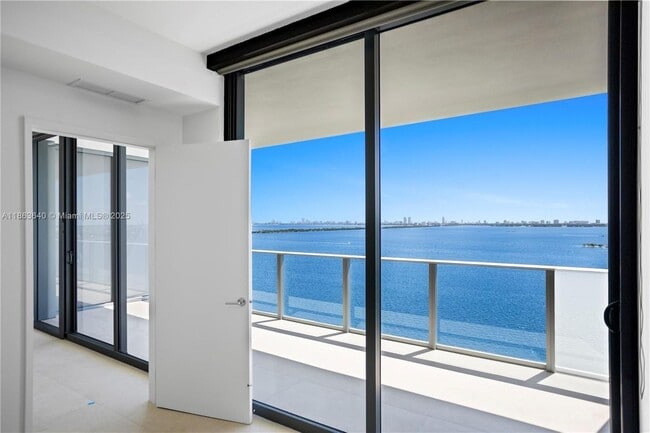 700 NE 24th St in Miami, FL - Building Photo - Building Photo