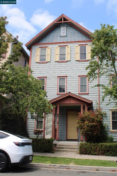 2027 Tsushima St in Hercules, CA - Building Photo