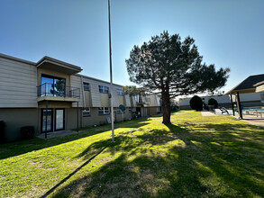 Regency Apartments in Lawton, OK - Foto de edificio - Building Photo