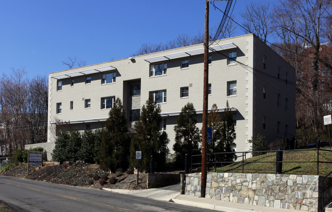 Rosslyn Manor in Arlington, VA - Building Photo