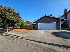 2203 Gainsborough Ave in Santa Rosa, CA - Building Photo - Building Photo