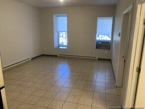 21 Willow St, Unit 1 in Fitchburg, MA - Foto de edificio - Building Photo