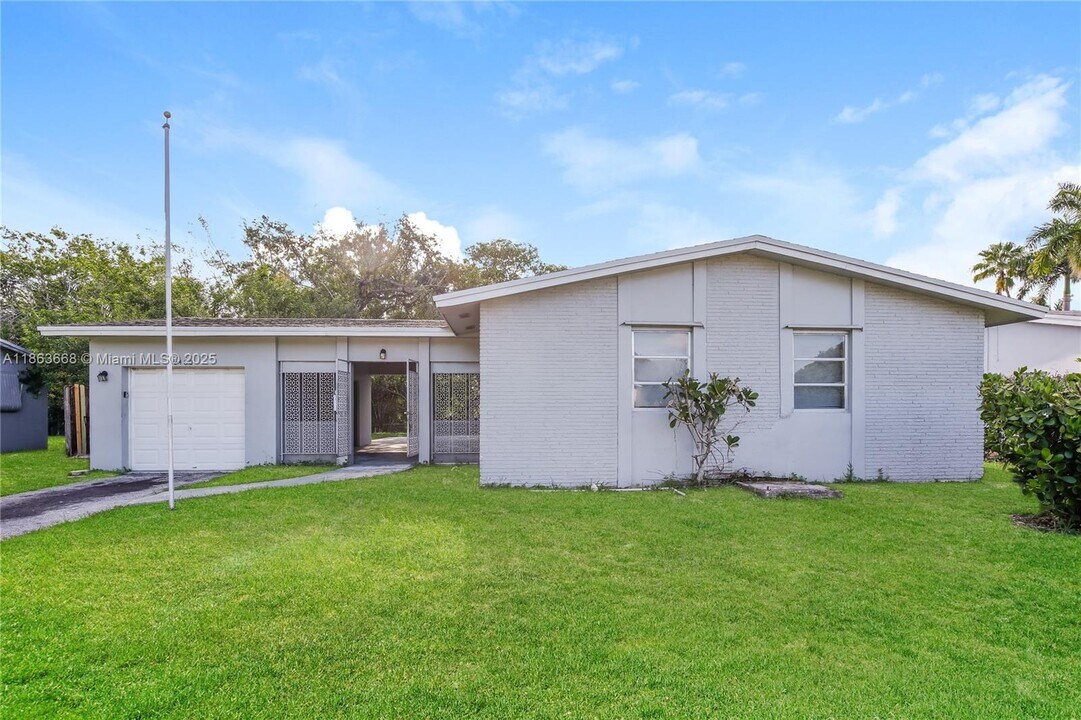 2480 NW 63rd Ave in Sunrise, FL - Building Photo