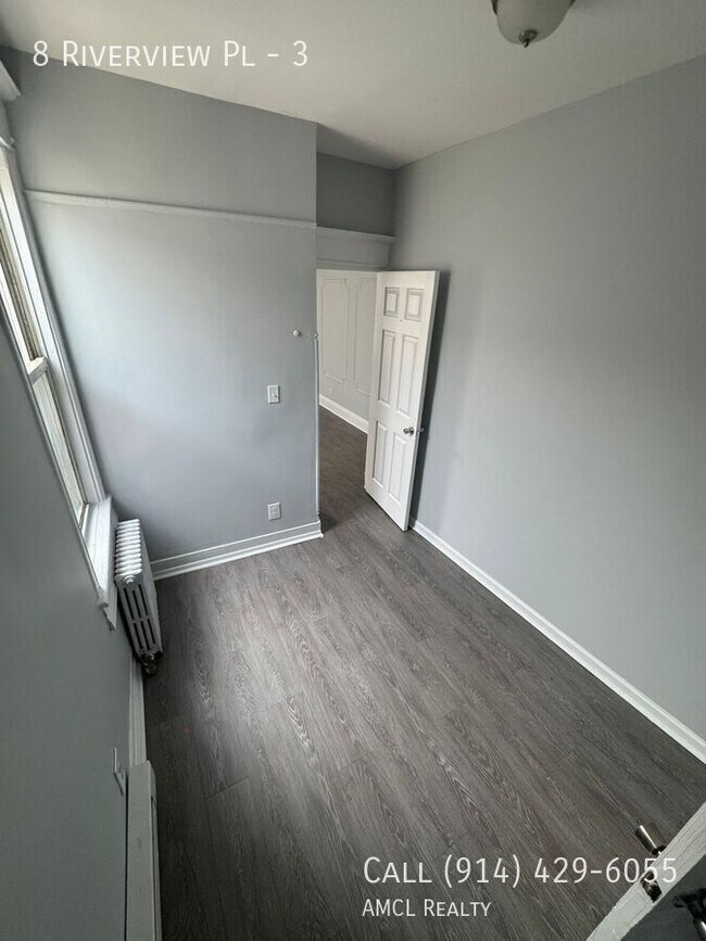 8 Riverview Pl in Yonkers, NY - Building Photo - Building Photo