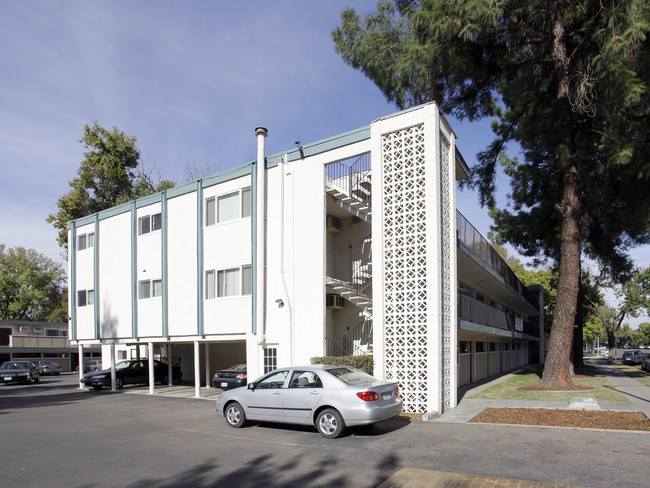 Univ. Pines in Davis, CA - Foto de edificio - Building Photo