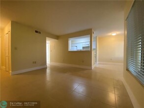 2485 NW 33rd St in Oakland Park, FL - Building Photo - Building Photo