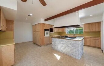7244 Beckford Ave in Reseda, CA - Foto de edificio - Building Photo