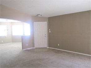 946 Spring Valley Rd NE in Rio Rancho, NM - Foto de edificio - Building Photo