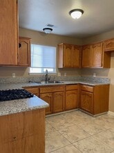 310 E Elm St, Unit B in Hanford, CA - Foto de edificio - Building Photo