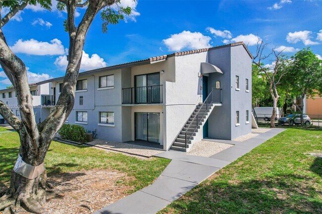 7010 NW 179th St in Hialeah, FL - Building Photo - Building Photo
