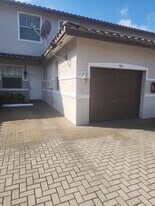 484 NW 43rd St in Oakland Park, FL - Building Photo