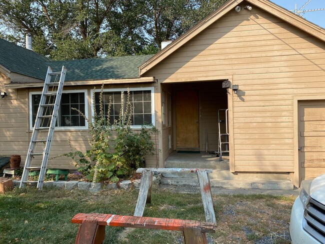 14225 Springlake Rd in Klamath Falls, OR - Building Photo - Building Photo
