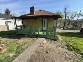 851 1/2 6th Ave in Coraopolis, PA - Building Photo