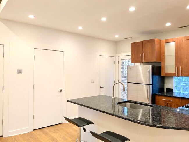 947 N Kedzie Ave, Unit 2 in Chicago, IL - Foto de edificio - Building Photo