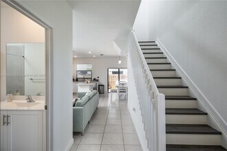 21464 NE 3rd Path in North Miami Beach, FL - Foto de edificio - Building Photo