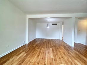 1949 Governors Ln in Hoffman Estates, IL - Building Photo - Building Photo