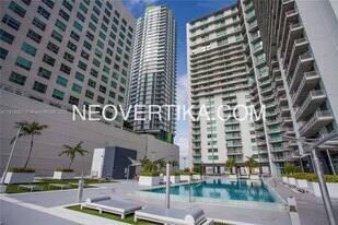 690 SW 1st Ct, Unit PHI20 in Miami, FL - Building Photo