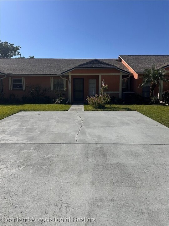 5007 Granada Blvd in Sebring, FL - Building Photo