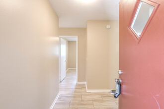 214 S 164th E Pl in Tulsa, OK - Foto de edificio - Building Photo