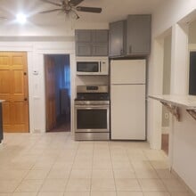 18 Warwick St, Unit 1 in Auburn, MA - Foto de edificio - Building Photo