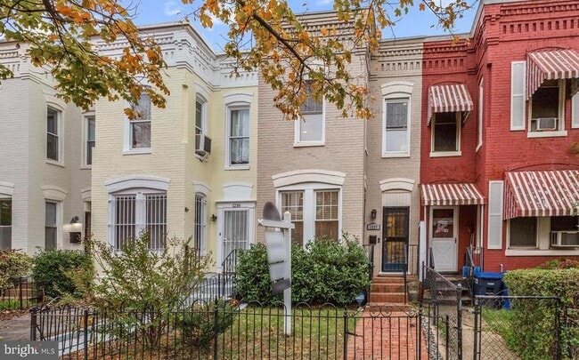 property at 1237 I St NE