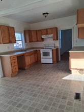 518 E Mitchell St in Marshall, MO - Building Photo - Building Photo