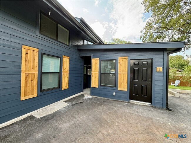 2204 W San Antonio St