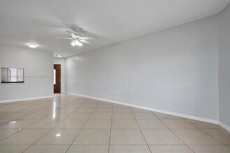 1671 NE Miami Gardens Dr in North Miami Beach, FL - Building Photo - Building Photo