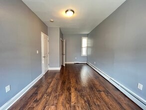 679 Kennedy Blvd, Unit 3 in Bayonne, NJ - Foto de edificio - Building Photo