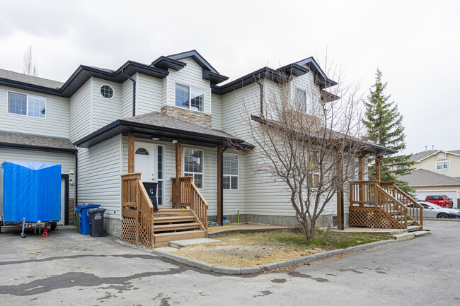 Jumping Pound Townhouse in Cochrane, AB - Building Photo - Primary Photo