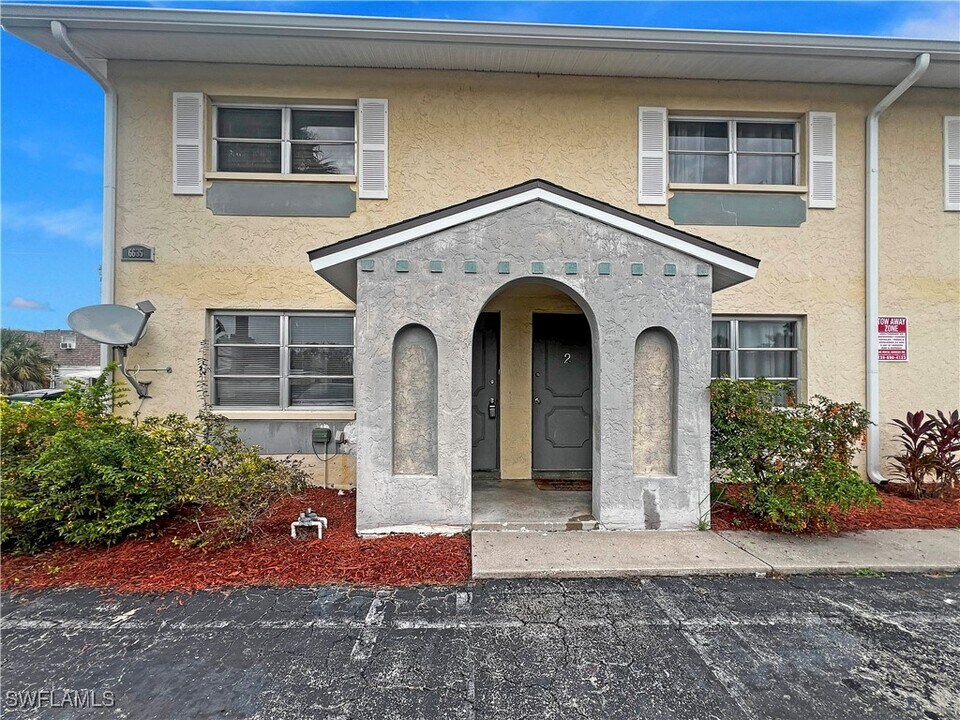 6635 Warwick Cir in Ft. Myers, FL - Building Photo