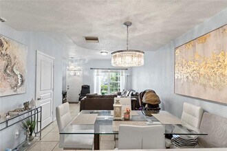 7856 Dixie Beach Cir in Tamarac, FL - Building Photo - Building Photo