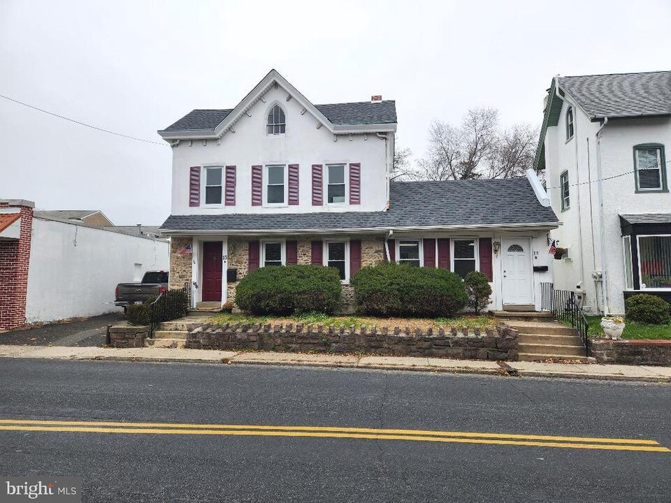 13 E Moreland Ave in Hatboro, PA - Building Photo