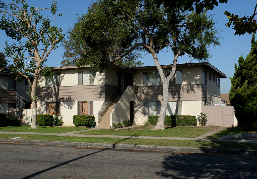 2626 S Baker St in Santa Ana, CA - Building Photo