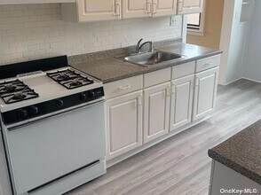 24 Vanderbilt Ave in Manhasset, NY - Building Photo - Building Photo