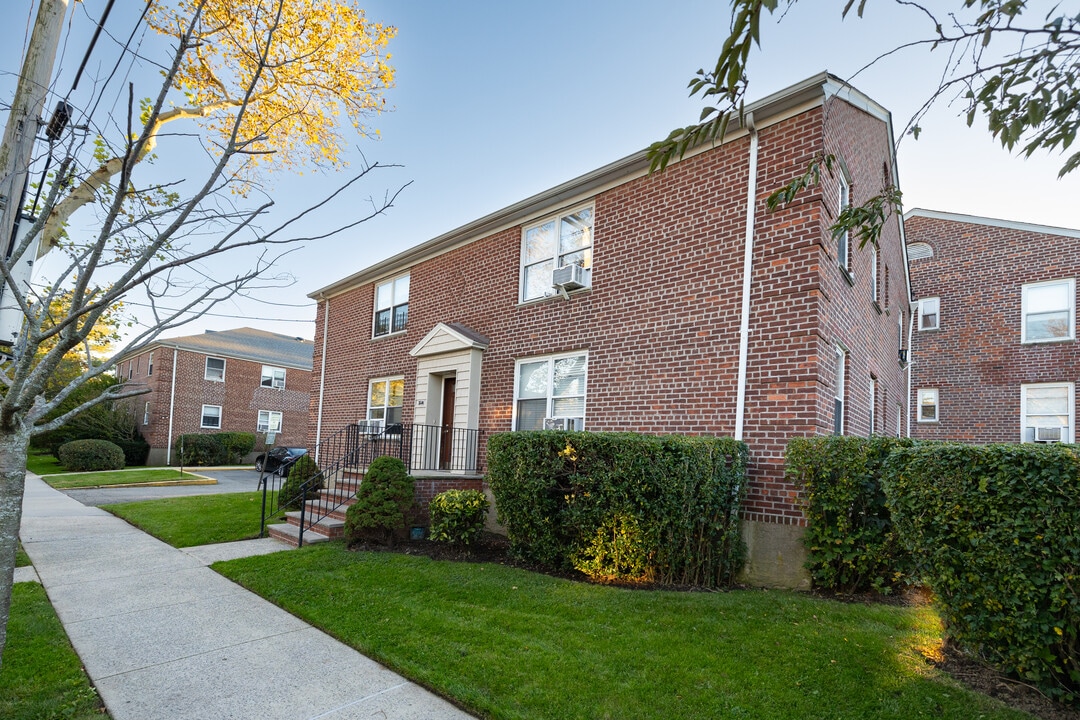 20502 35th Ave in Bayside, NY - Foto de edificio