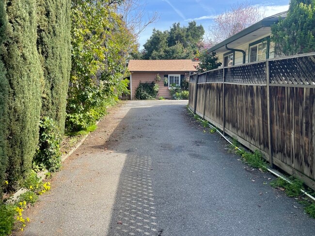 15040 Los Gatos Blvd in Los Gatos, CA - Foto de edificio - Building Photo