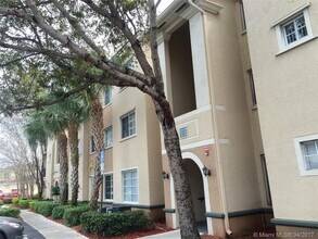2516 Centergate Dr in Miramar, FL - Building Photo - Building Photo