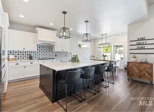 8462 W Suttle Lake Dr in Garden City, ID - Building Photo - Building Photo