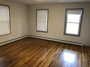 582 Broadway, Unit 1 in Somerville, MA - Foto de edificio - Building Photo