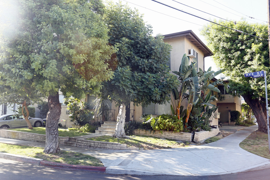 13524 Rye St in Sherman Oaks, CA - Building Photo