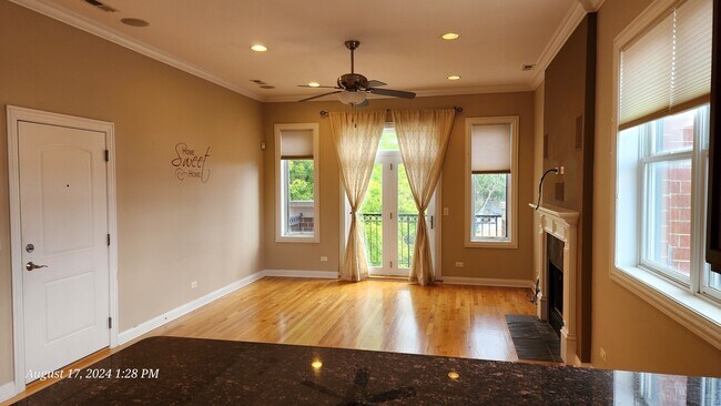 5691 W Higgins Ave in Chicago, IL - Building Photo - Building Photo