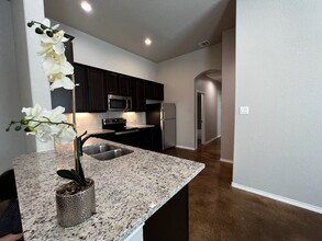 1145 Stanley Wy in Seguin, TX - Foto de edificio - Building Photo